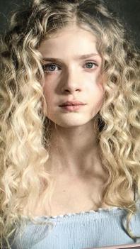 Elena Kampouris